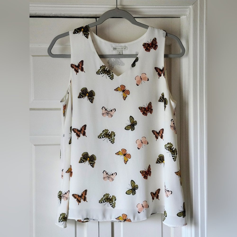 NWOT Butterfly Print Sleeveless Blouse
